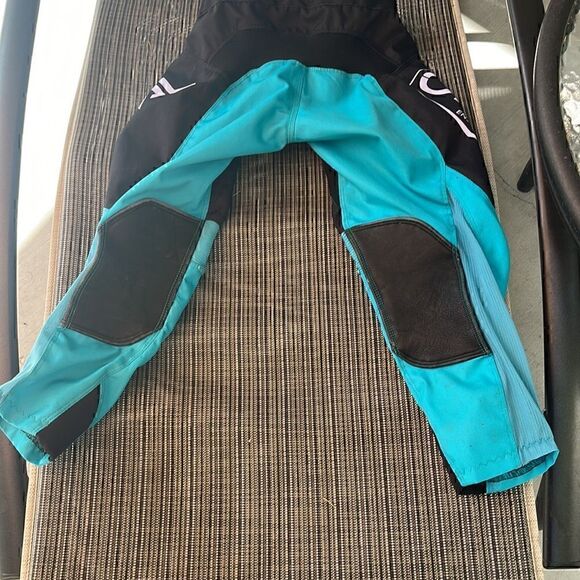 O’Neal mayhem lite pant youth size 5/6. Moto cross pants excellent condition. - Picture 6 of 7